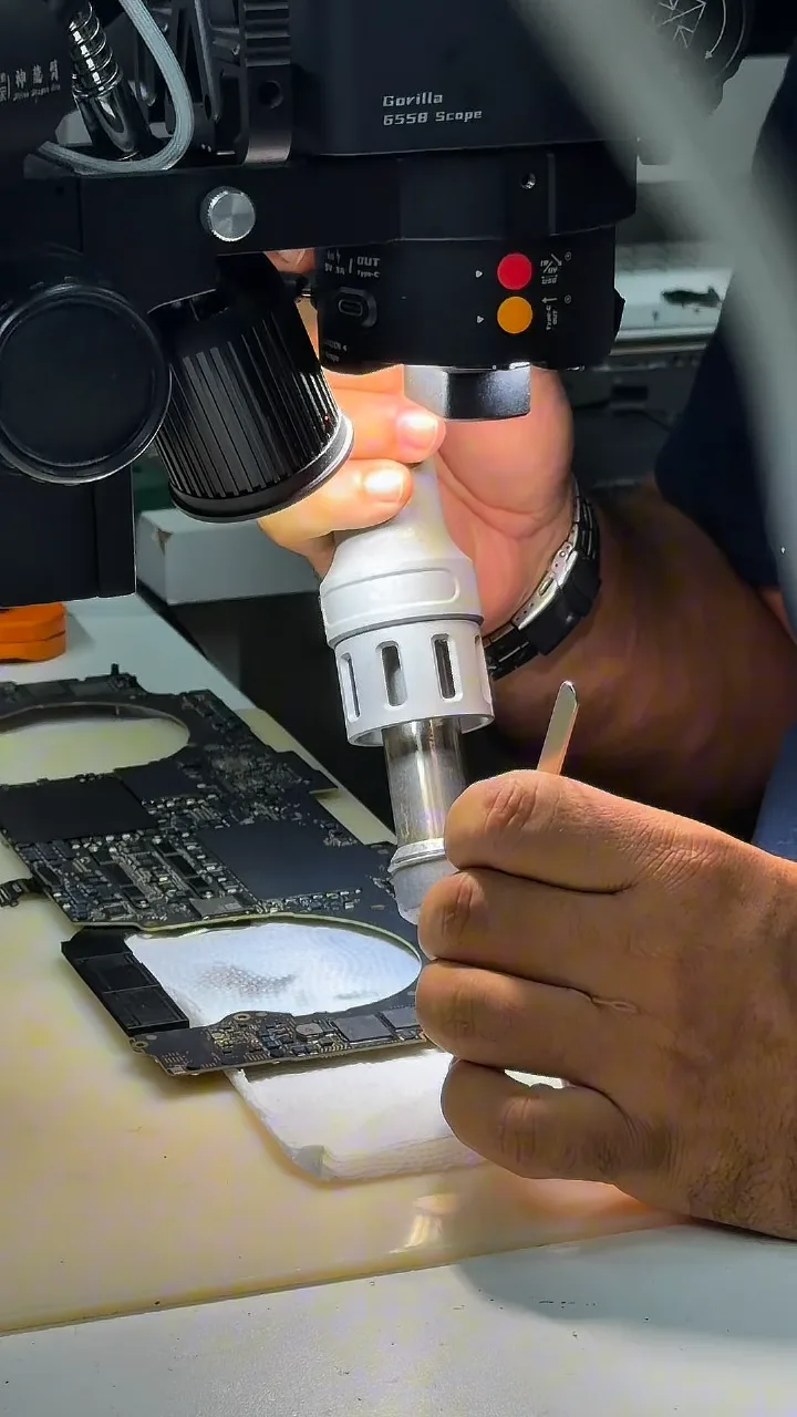 Bancada real da Cirurgião Tech com microscópio e trabalho em placa